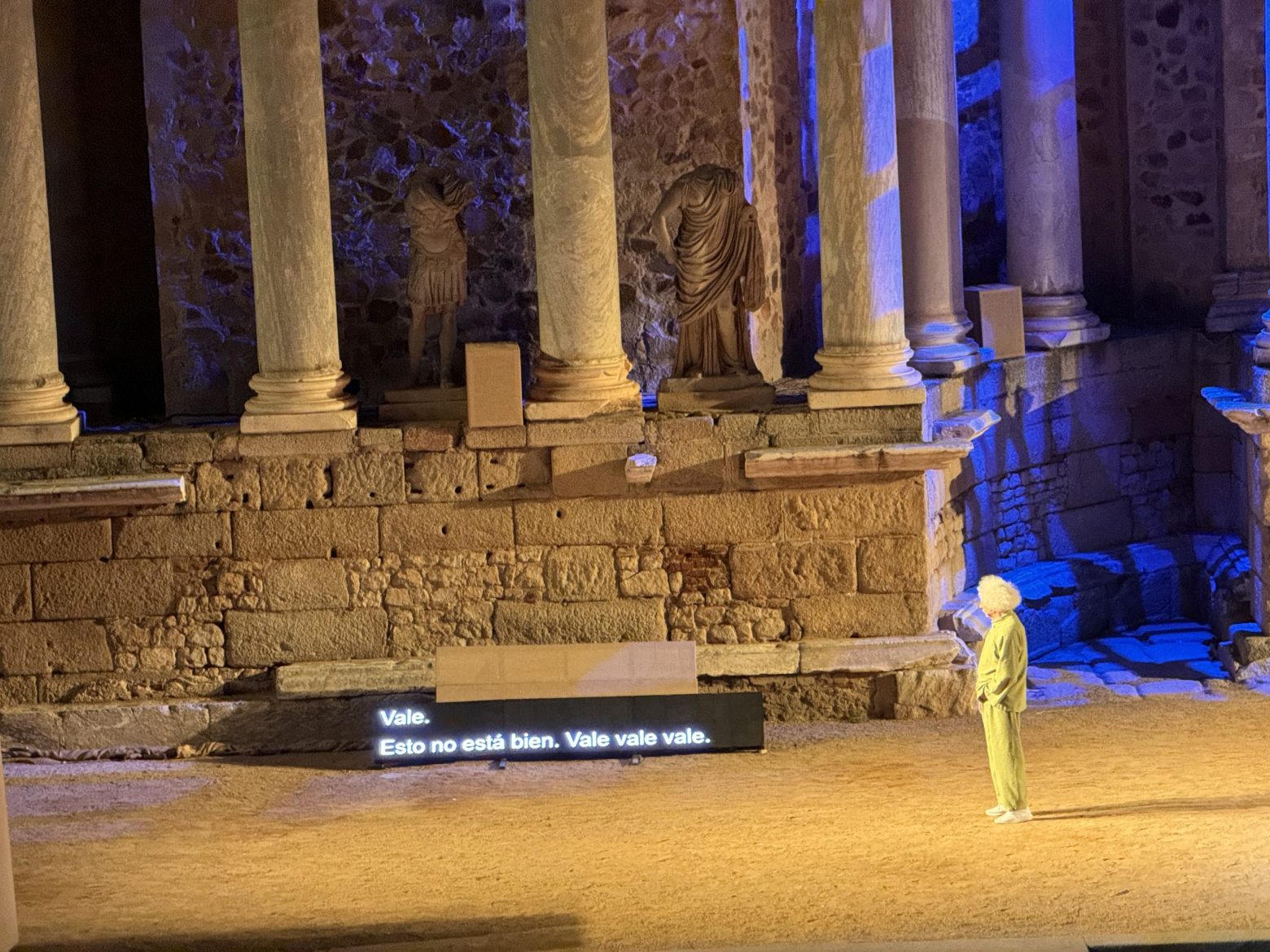 El Brujo en el teatro romano de Mérida mirando la pantalla del subtitulado El Brujo en el teatro romano de Mérida mirando la pantalla del subtitulado