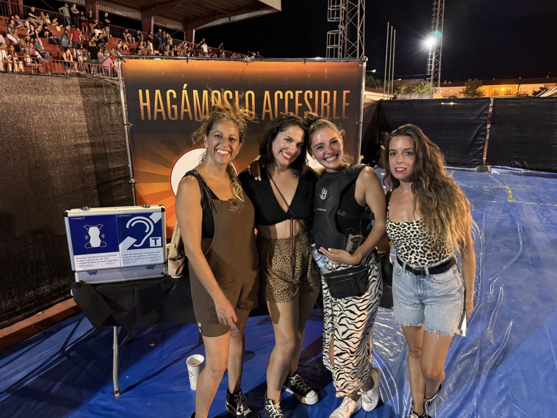 Una usuaria con chaleco vibratorio, para ver un concierto Una usuaria con chaleco vibratorio, para ver un concierto