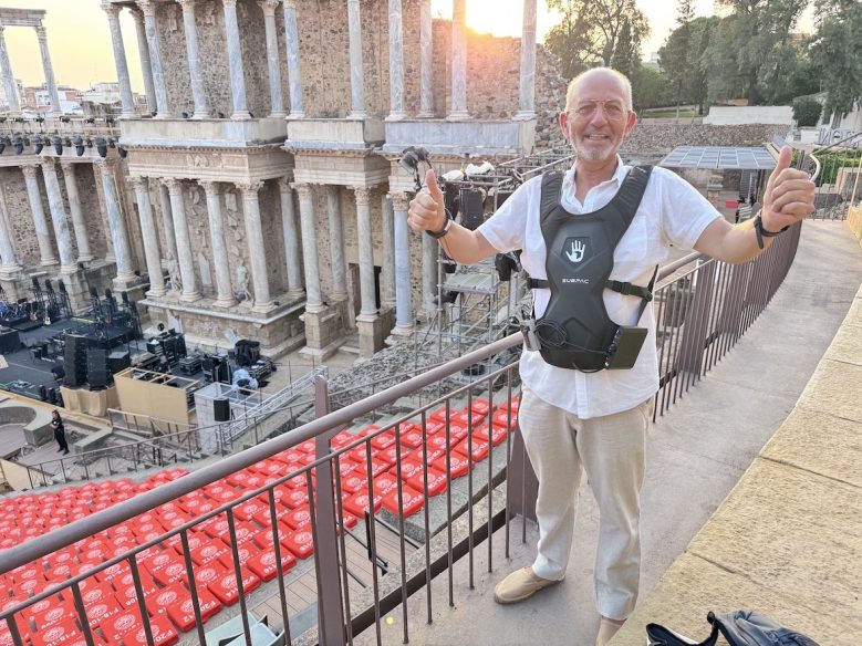 Usuario con mochila vibratorio para ver un concierto en el teatro romano de Mérida Usuario con mochila vibratorio para ver un concierto en el teatro romano de Mérida