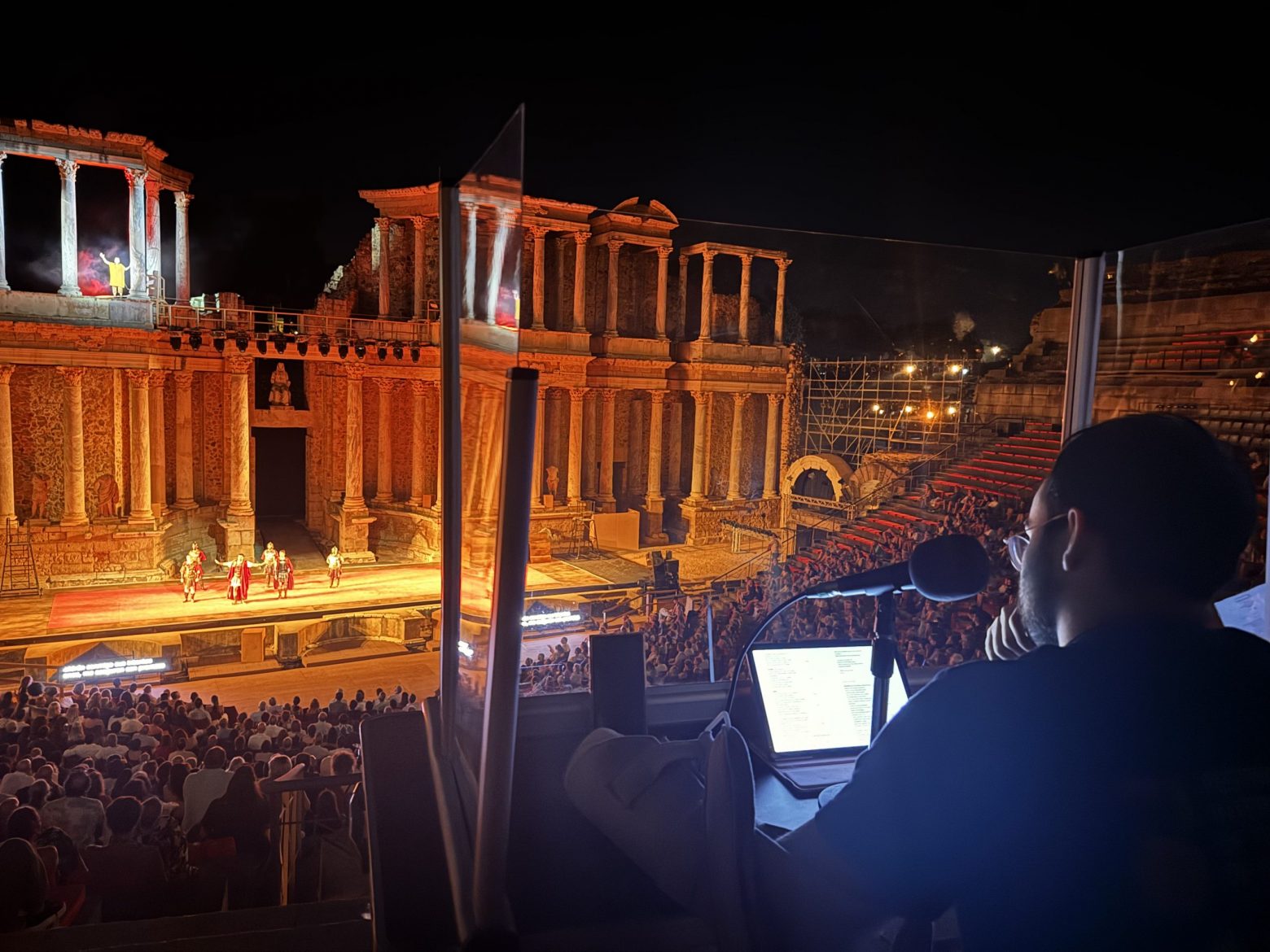 Audiodescriptor en directo en el Teatro Romano de Mérida Audiodescriptor en directo en el Teatro Romano de Mérida