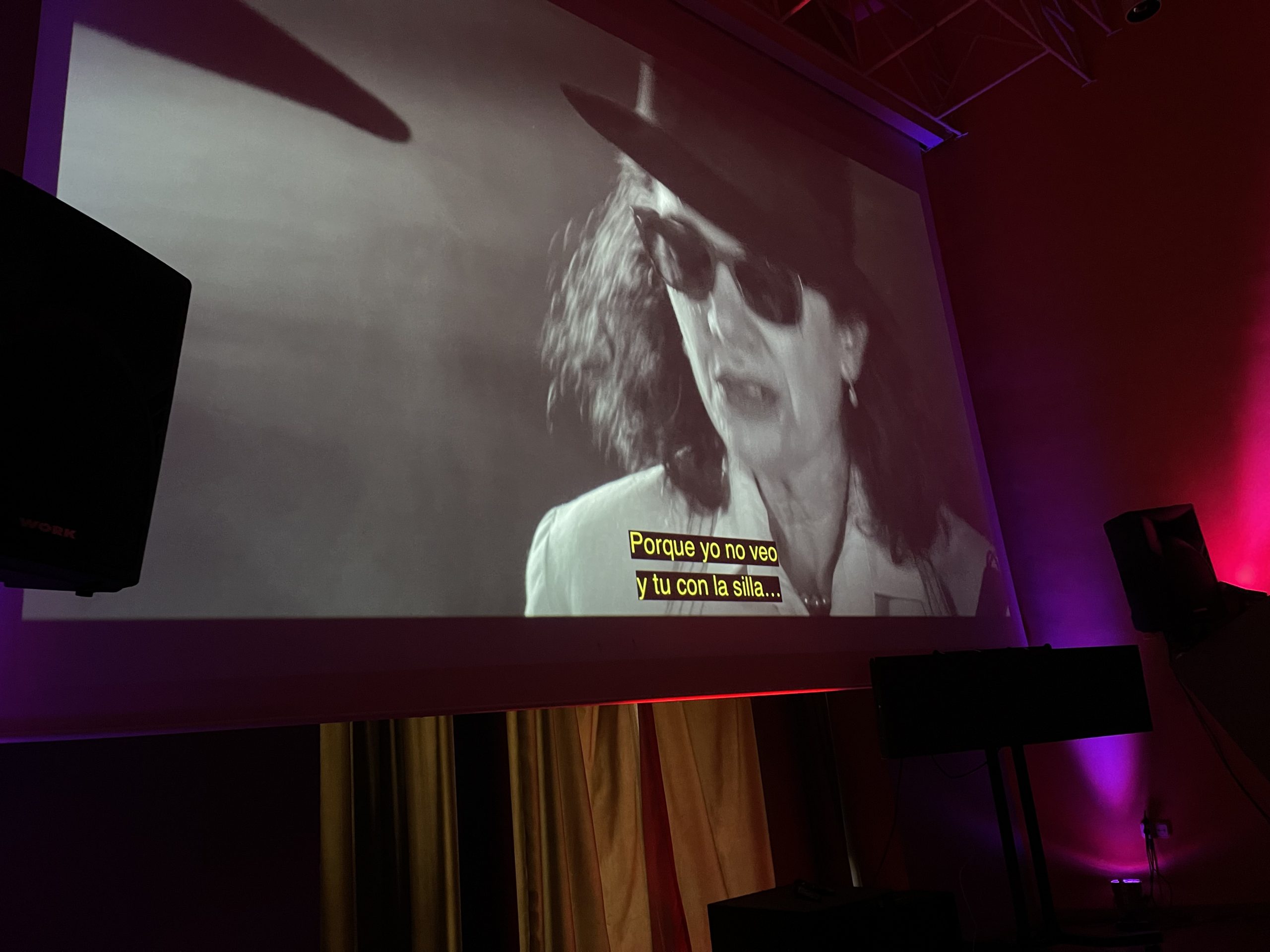 Escena de pantalla de cine con subtitulado