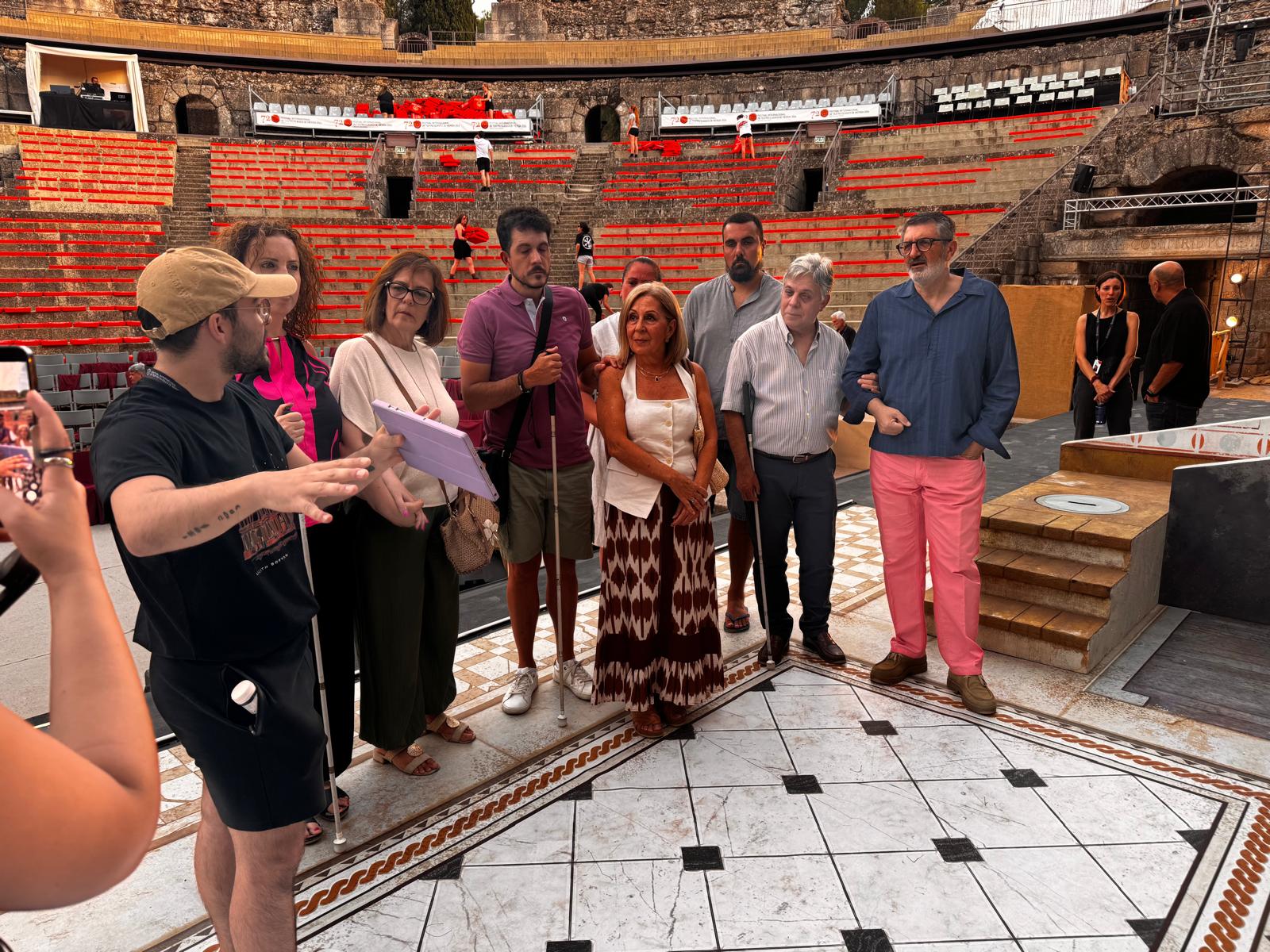 Usuarios de Touch tour en el escenario de una obra